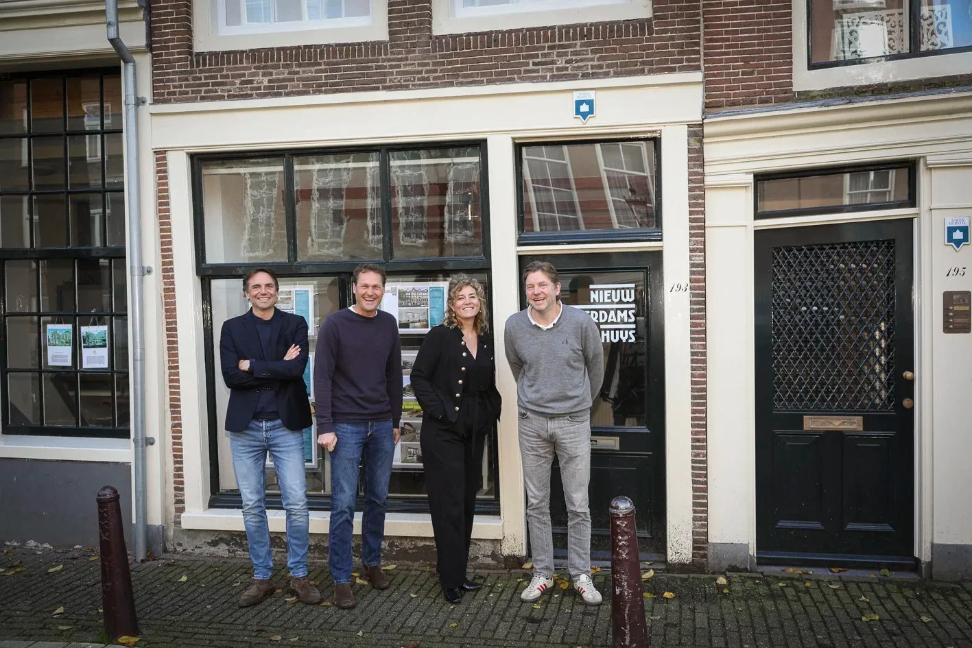 Het team van Nieuw Amsterdams Huys voor het kantoor